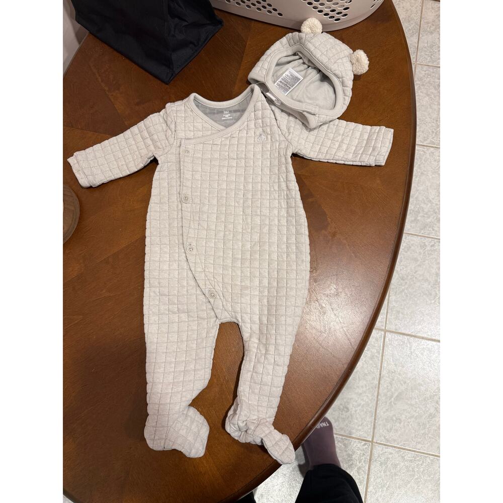 BabyGap 1pc grey quilted one piece with hat set NWT! Size 6-9 months